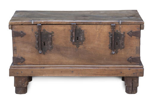 Arcón de madera de nogal tallada con triple cerradura.Esp