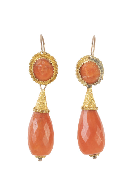 Pendientes largos de ff S. XIX con perillas de coral faceta