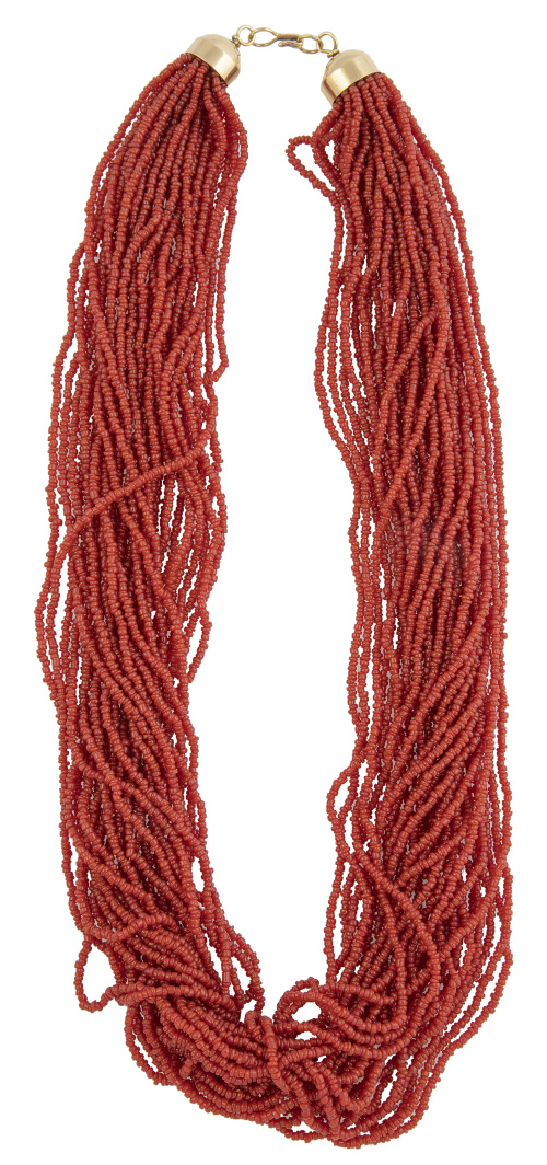 Collar de treinta y un hilos de coral con cierre de oro