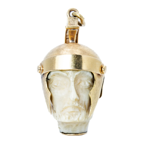 Colgante con busto romano tallado en hueso con casco de oro
