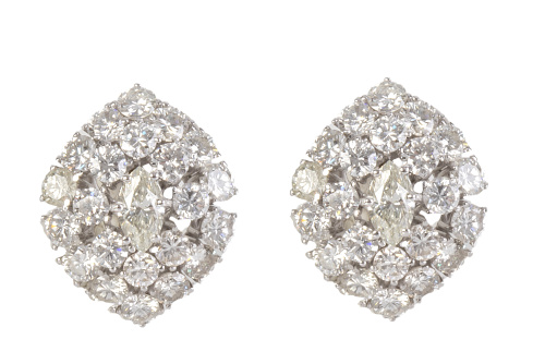 Pendientes ojivales de brillantes engastados a diferentes a