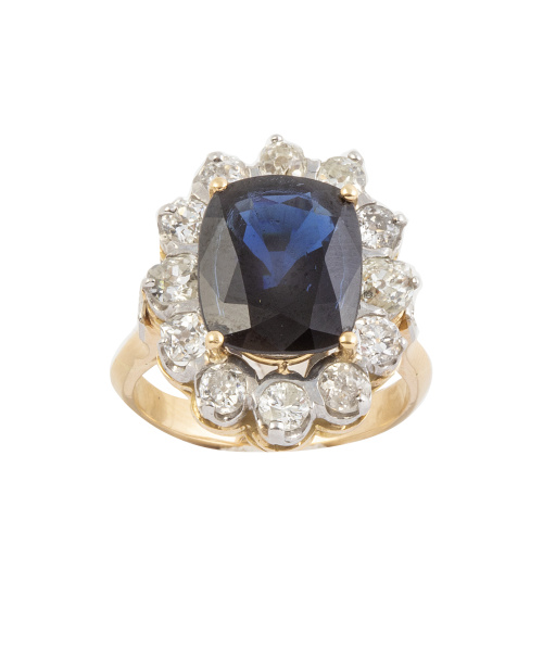 Sortija con zafiro de talla oval central de 6 ct aprox. orl