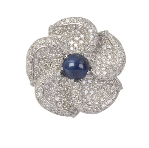 Broche flor con centro de cabuchón de zafiro y cinco pétalo