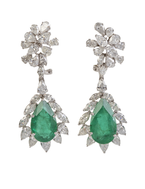 Pendientes largos de brillantes y esmeraldas, con esmeralda