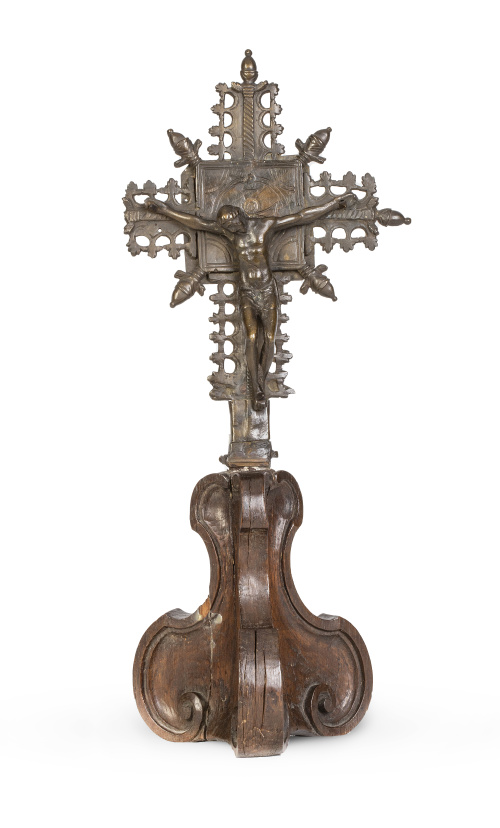 Cruz de altar de bronce con Cristo crucificado, sobre base 