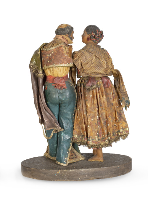 Dama y caballero con traje de fiesta.Grupo  escultórico d