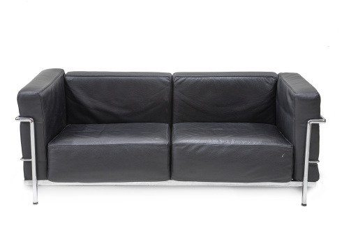 Sofá LC2 en metal cromado y cuero negro.Según Le Corbusie