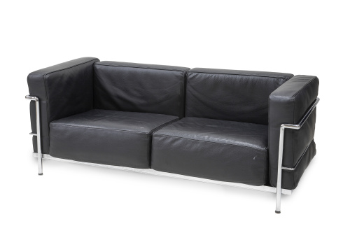 Sofá LC2 en metal cromado y cuero negro.Según Le Corbusie