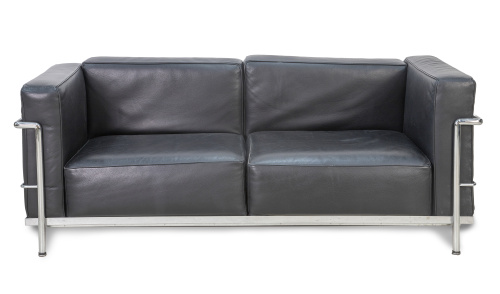 Sofá LC2 en metal cromado y cuero negro.Según Le Corbusie