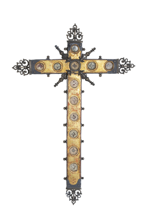Cruz-relicario con once viriles de madera dorada y plata.