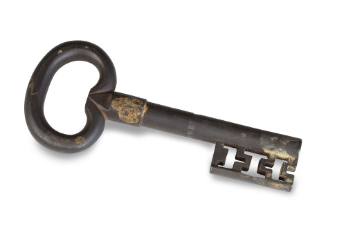 Caja fuerte de hierro, bandas de hierro y asas laterales.