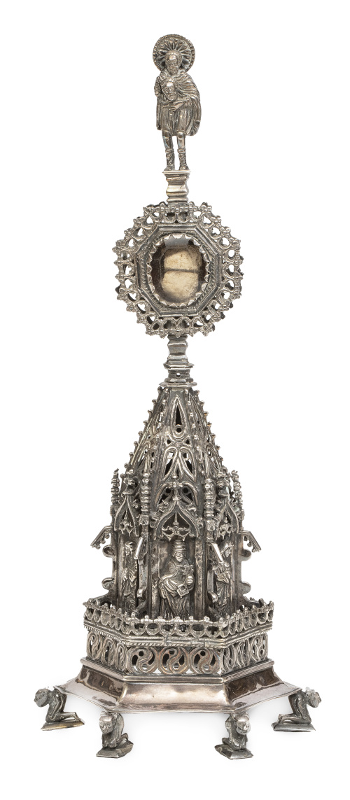 Relicario de plata fundida, cincelada y calada. Marcado "BA