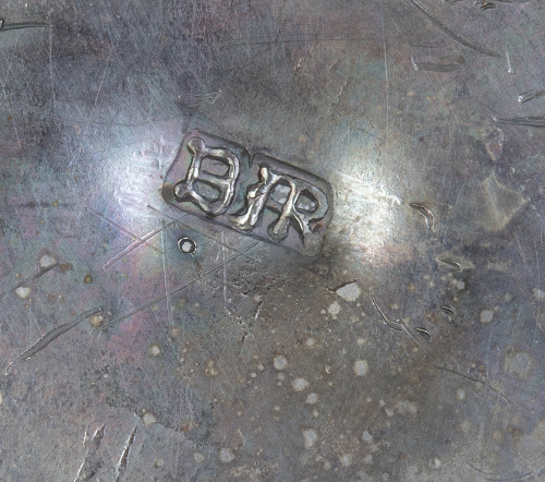 Relicario de plata fundida, cincelada y calada. Marcado "BA