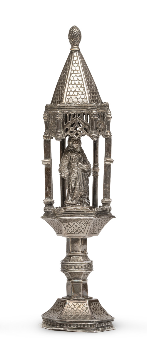 Templete de plata en su color con una Virgen en bulto redon