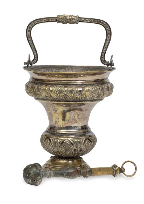 Acetre de bronce plateado con decoración repujada con hojas