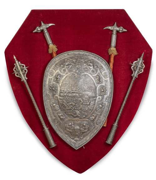 Panoplia con escudo de hierro repujado con escena de batall