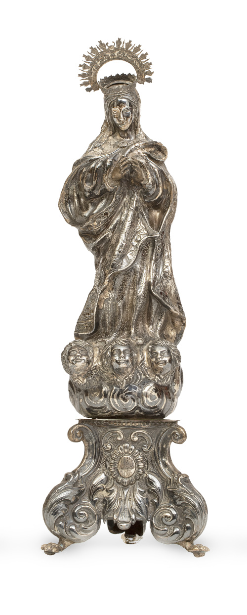 Virgen orante de plata, sobre peana.España, S. XVIII.