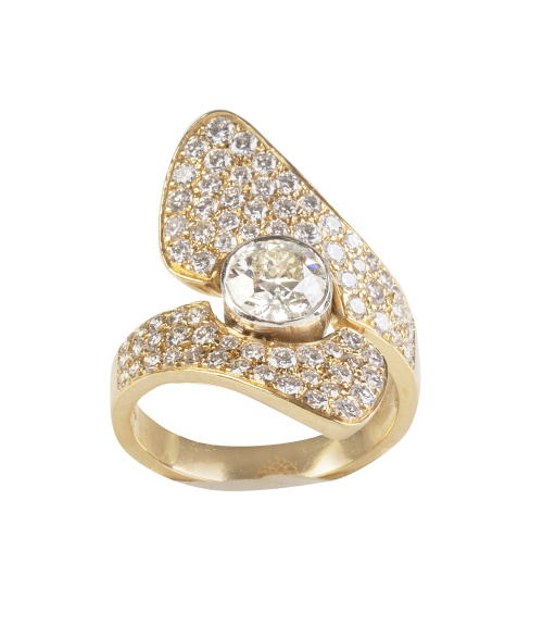 Sortija lanzadera de brillantes con frente asimétrico y cha