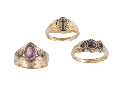 Lote de tres sortijas S. XIX, una con 3 granates, otra con 