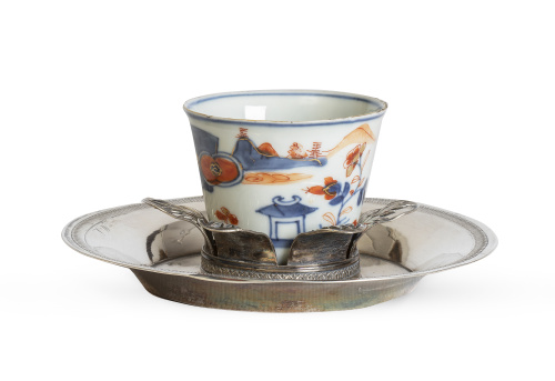 Mancerina de plata de estilo Carlos IV y una jícara de porc