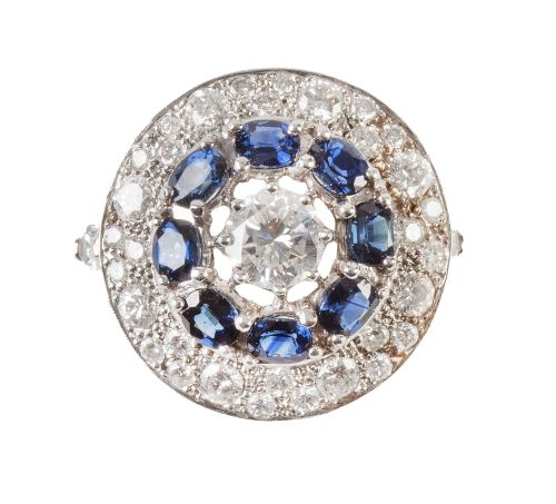Sortija con brillante central orlado de zafiros de talla ov