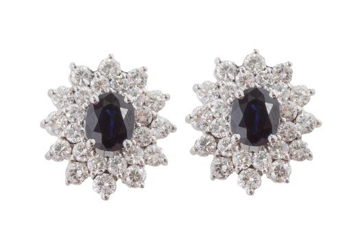 Pendientes rosetón con centro de zafiro oval y doble orla d