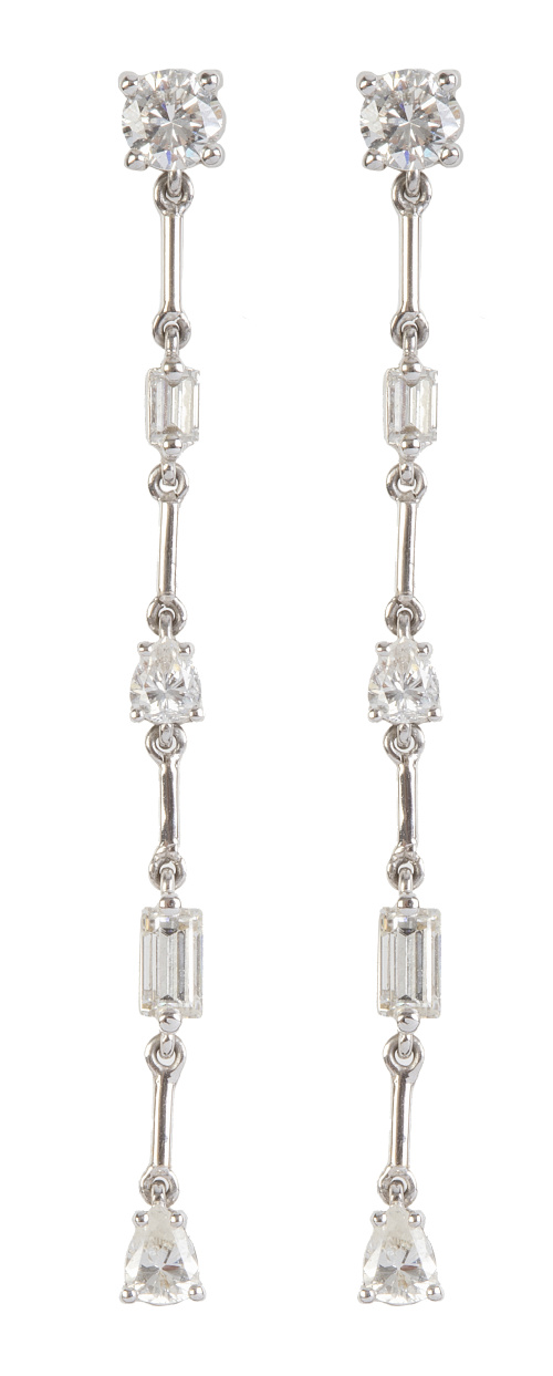 Pendientes largos de brillantes de diferentes tallas articu