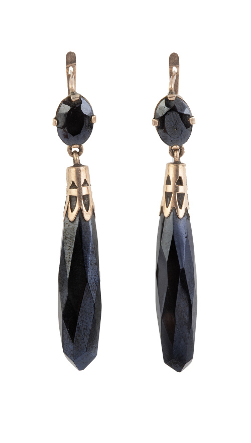 Pendientes largos de pp. S XX de azabache con óvalo y peril