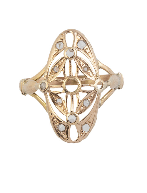 Sortija lanzadera oval de pp. S XX con decoración calada y 