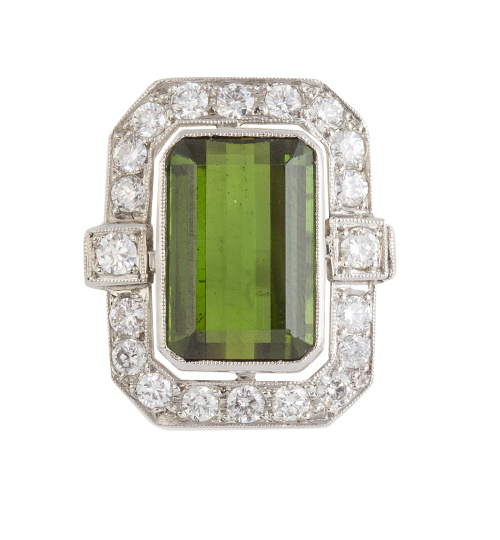 Sortija con turmalina verde rectangular orlada de brillante