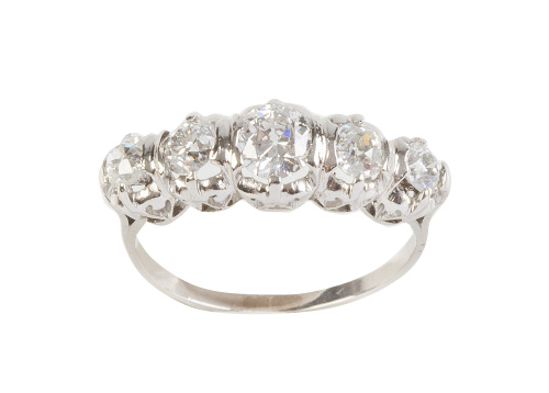 Sortija cintillo de brillantes de tamaño creciente hacia el