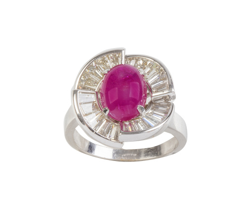 Sortija flor con cabujón de rubí central, con orla bailarin