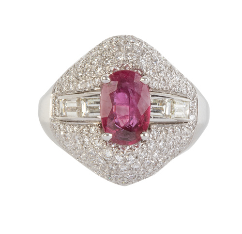 Anillo con rubí oval central y brillantes en montura bombée