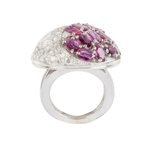 Sortija de rubíes y brillantes en semiesfera era con diseño