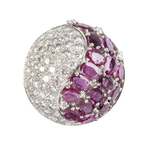 Sortija de rubíes y brillantes en semiesfera era con diseño