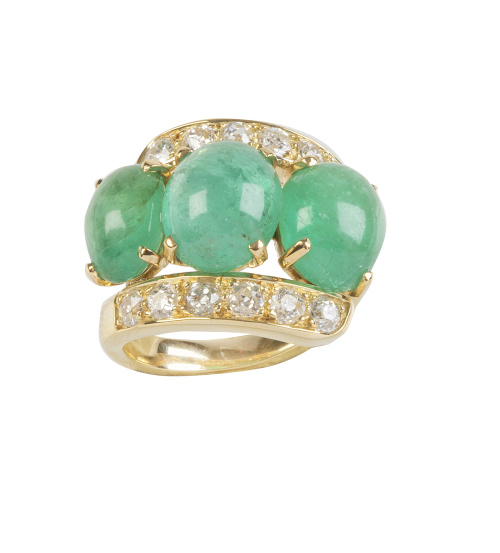 Sortija de tres grandes cabuchones de esmeraldas entre dos 