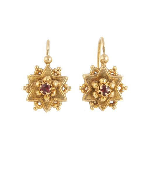 Pendientes flor de pp. S. XX con rubí central