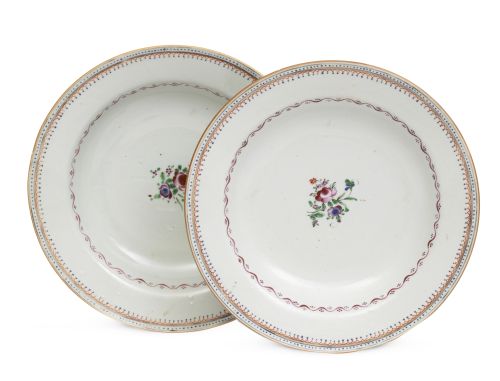 Pareja de platos de porcelana esmaltada de Compañía de Indi