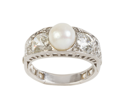 Sortija de pp. S. XX con perla centra flanqueada por dos lí