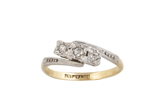 Sortija tresillo de brillantes engastados en marco de estre