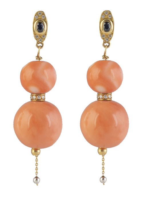 Pendientes largos con dos grandes esferas de coral decorado