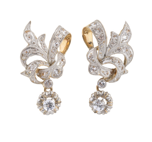 Pendientes largos de cintas entrelazadas de brillantes y br