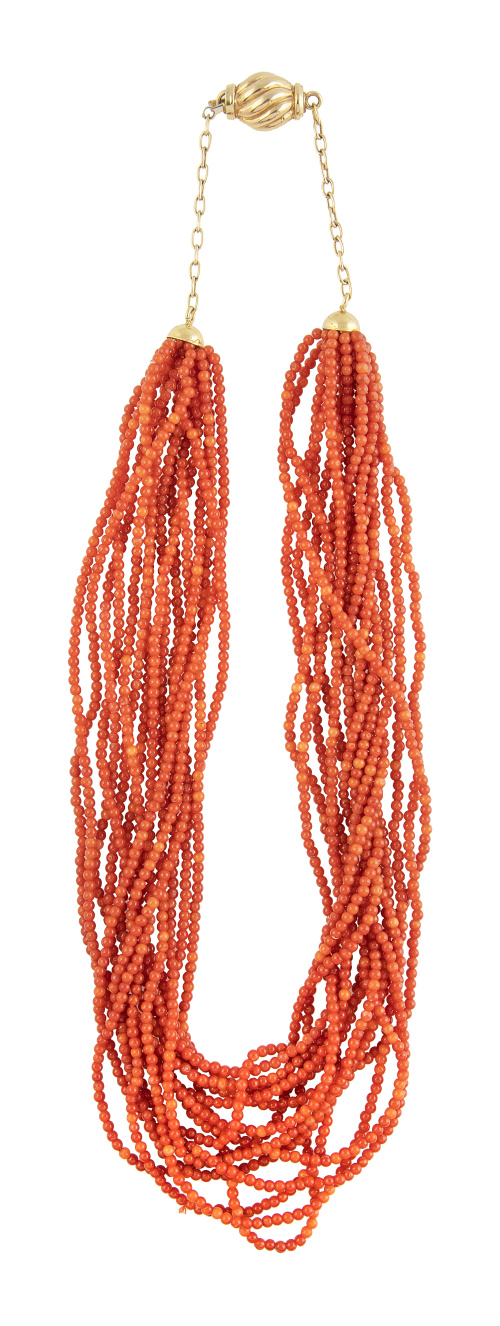 Collar de quince hilos de esferas de coral con cadena y cie