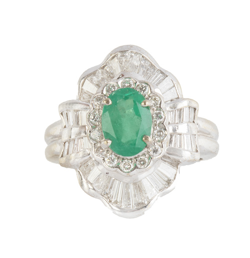 Sortija de esmeralda oval orlada de brillantes rodeada por 