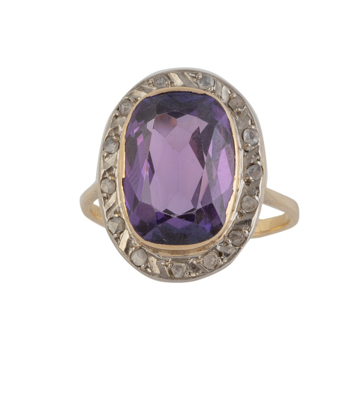 Sortija con zafiros púrpura sintético central orlada con ma