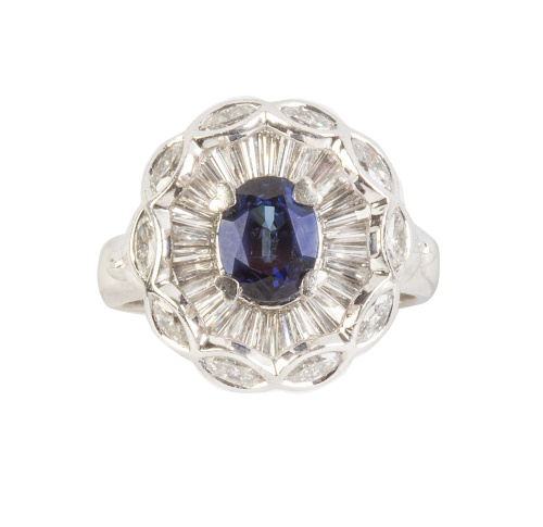 Sortija rosetón con zafiro oval central rodeado de brillant