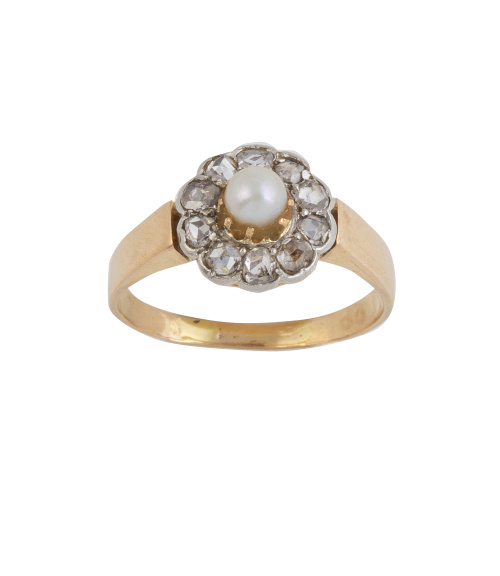 Sortija francesa S. XIX con rosetón de diamantes y perla fi