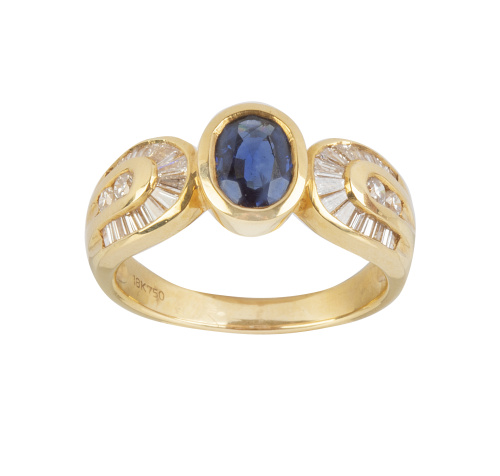 Sortija con zafiro oval central entre dos arcos de baguette