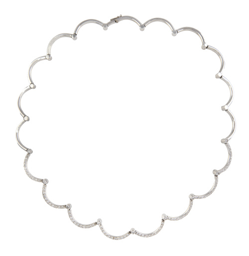 Collar de ondas con brillantes en la mitad frontal 