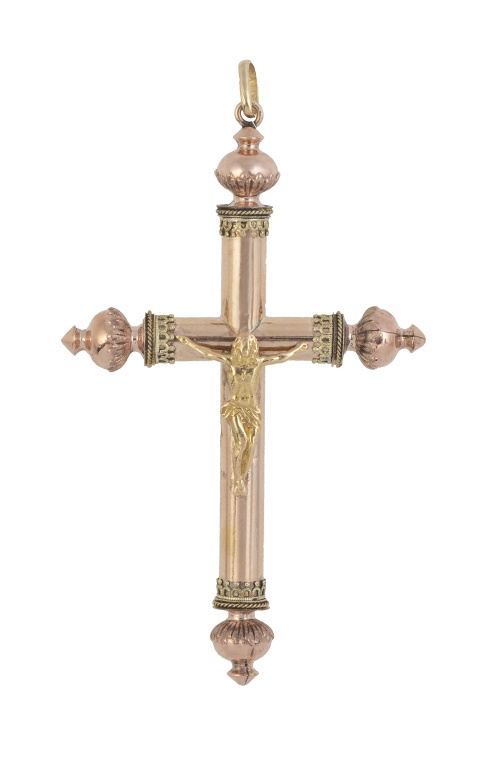 Cruz colgante de pp. S. XX con decoración aplicada sobre br